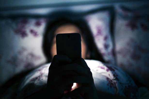 kecanduan internet dan telepon. foto: repro mirror.co.uk