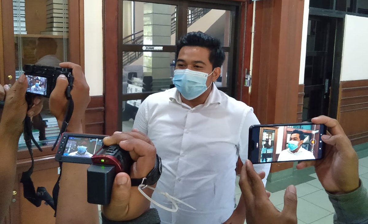 Ketua FKB DPRD Gresik, M. Syahrul Munir saat memberikan keterangan pers. Foto: SYUHUD/ BANGSAONLINE
