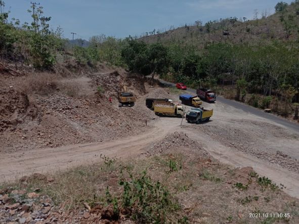 Lokasi tambang legal di Desa Tambak Ukir, Kecamatan Kendit, Situbodno. Foto: Syaiful Bahri/bangsaonline.com