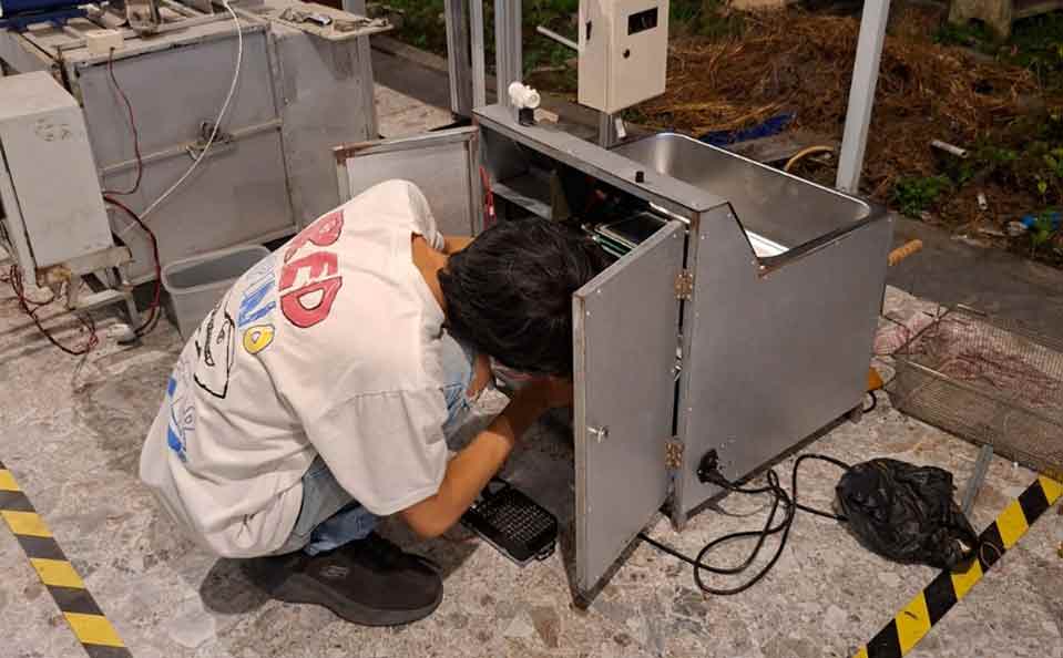Salah satu anggota Tim Osmoinc ITS saat merakit komponen penting pada alat pembuat telur asin. (Ist)