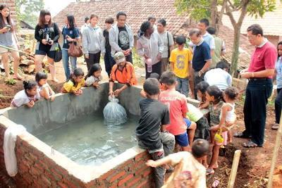 ?

Puluhan mahasiswa asing bergotong royong bangun fasum di salah satu dusun di Jatirejo. Foto:gunadhi/BANGSAONLINE