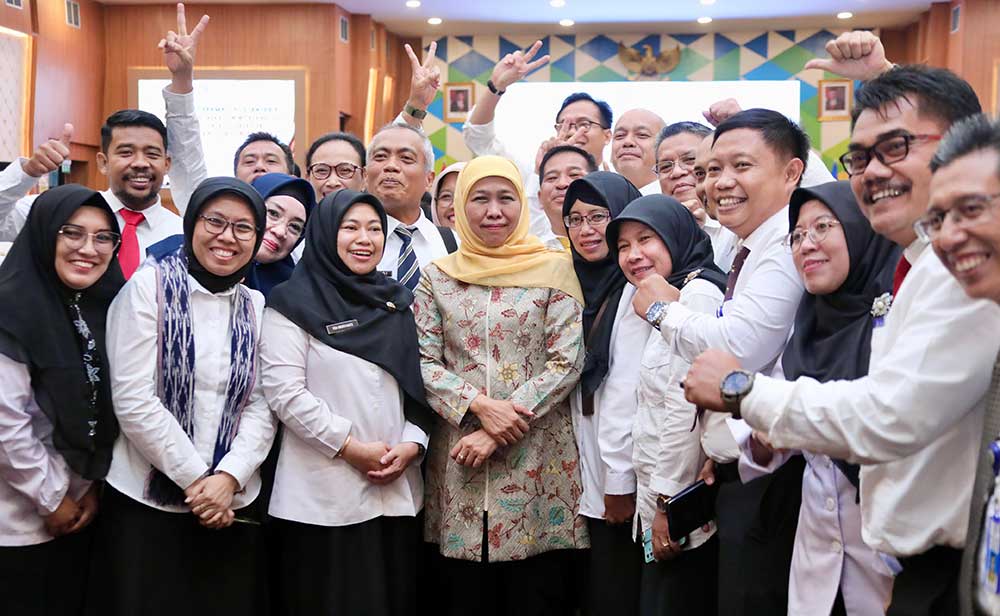 Khofifah Indar Parawansa foto bersama peserta Pelatihan Kepemimpinan Nasional Tingkat II Angkatan II Provinsi Jawa Timur Tahun 2024, di BPSDM Jawa Timur, Rabu (21/2/2024). Foto: Pemrpov Jatim