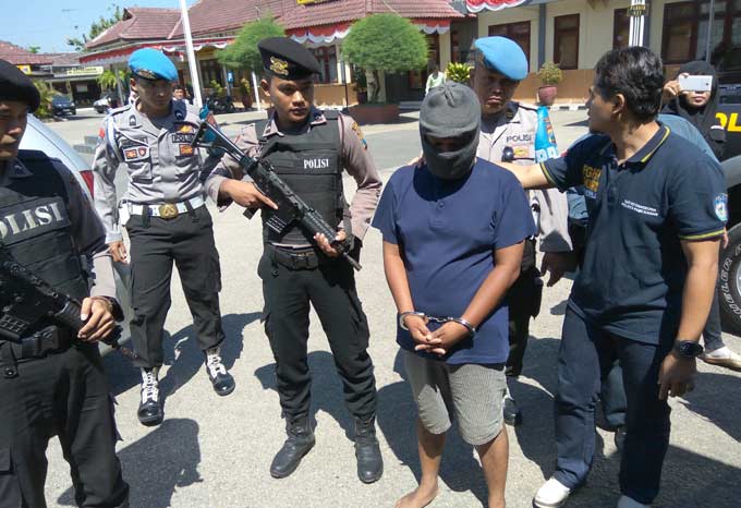 Mashudi dalam pengamanan.