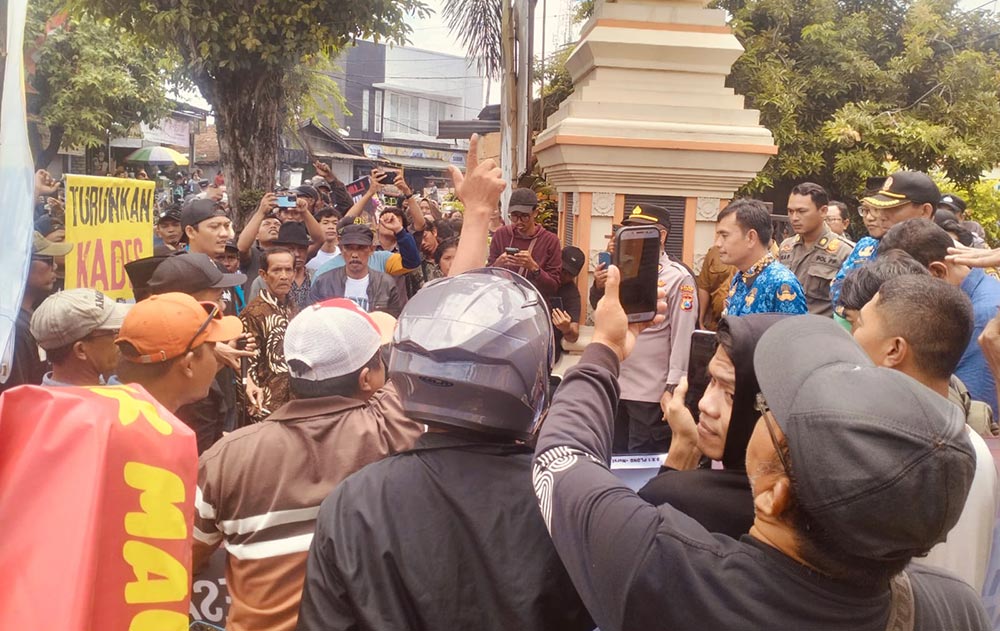 Ratusan Warga Kepohagung, Kecamatan Plumpang, saat menggelar demo menuntut Kades Doni Samuri lengser dari jabatannya.