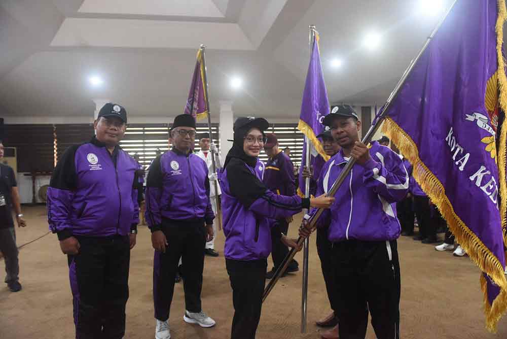 Wali Kota Kediri Vinanda Prameswati saat melepas Kontingen Kota Kediri Porseni MI, MTs, dan MA Jatim 2025. (Ist)
