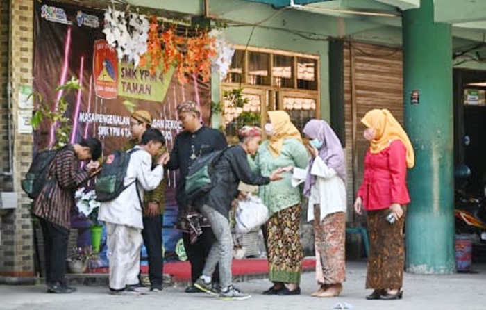 UNJUK KREASI: Siswa SMK YPM 4 Taman Sidoarjo menampilkan kreatifitas bermain musik di MPLS, Kamis (21/7/2022). foto istimewa