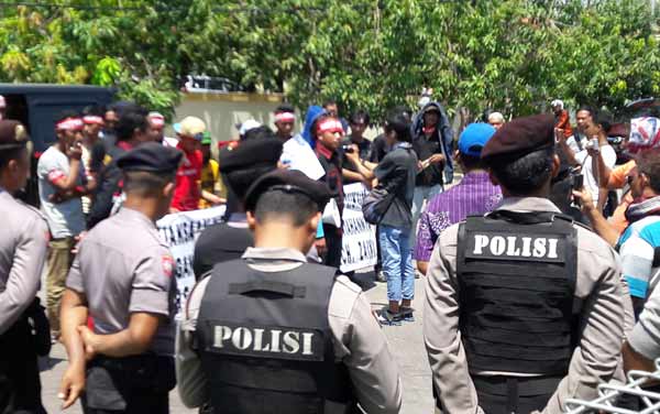 Puluhan aktivis LSM Penjara ketika demo di Kantor Kejaksaan Negeri Gresik. foot: syuhud/BANGSAONLINE