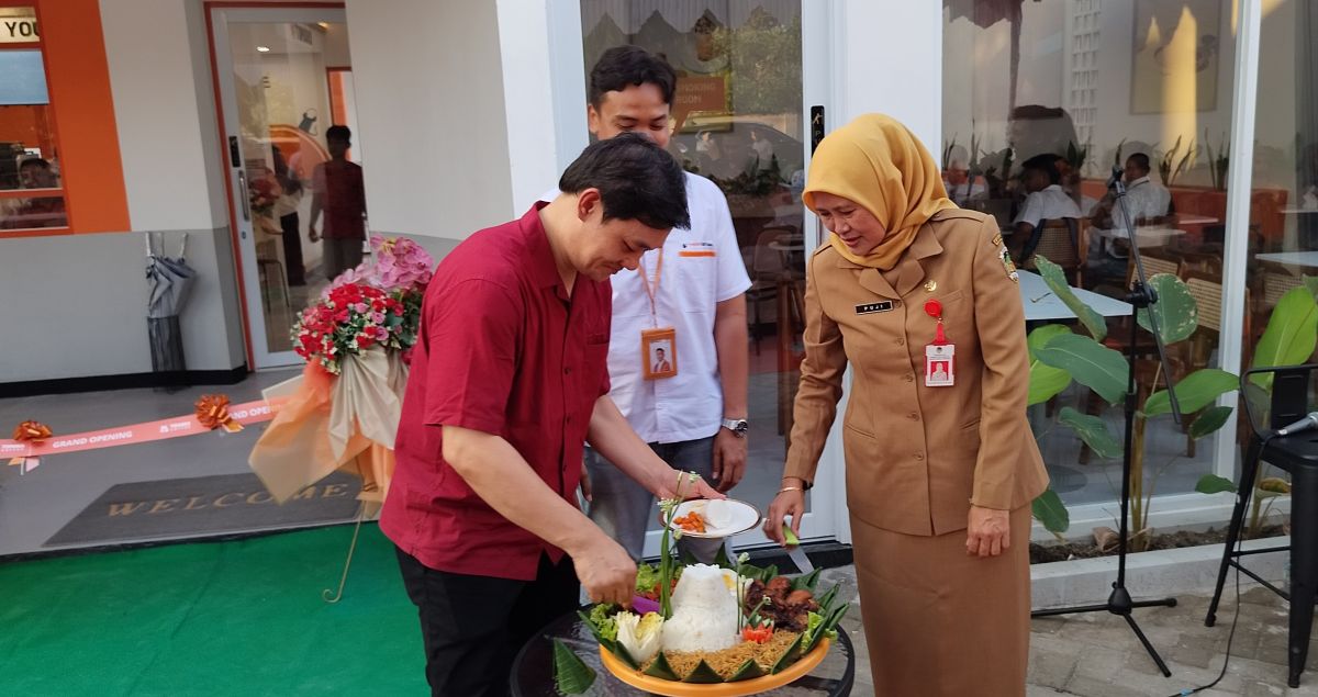  Pemotongan tumpeng oleh pemilik Tomoro Coffe yang diserahkan kepada Kepala Disparpora Kabupaten Madiun. Foto: Hendro Suhartono/BANGSAONLINE