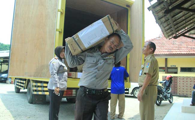 Naskah UN saat tiba di Mapolres Tuban. foto: suwandi/ BANGSAONLINE