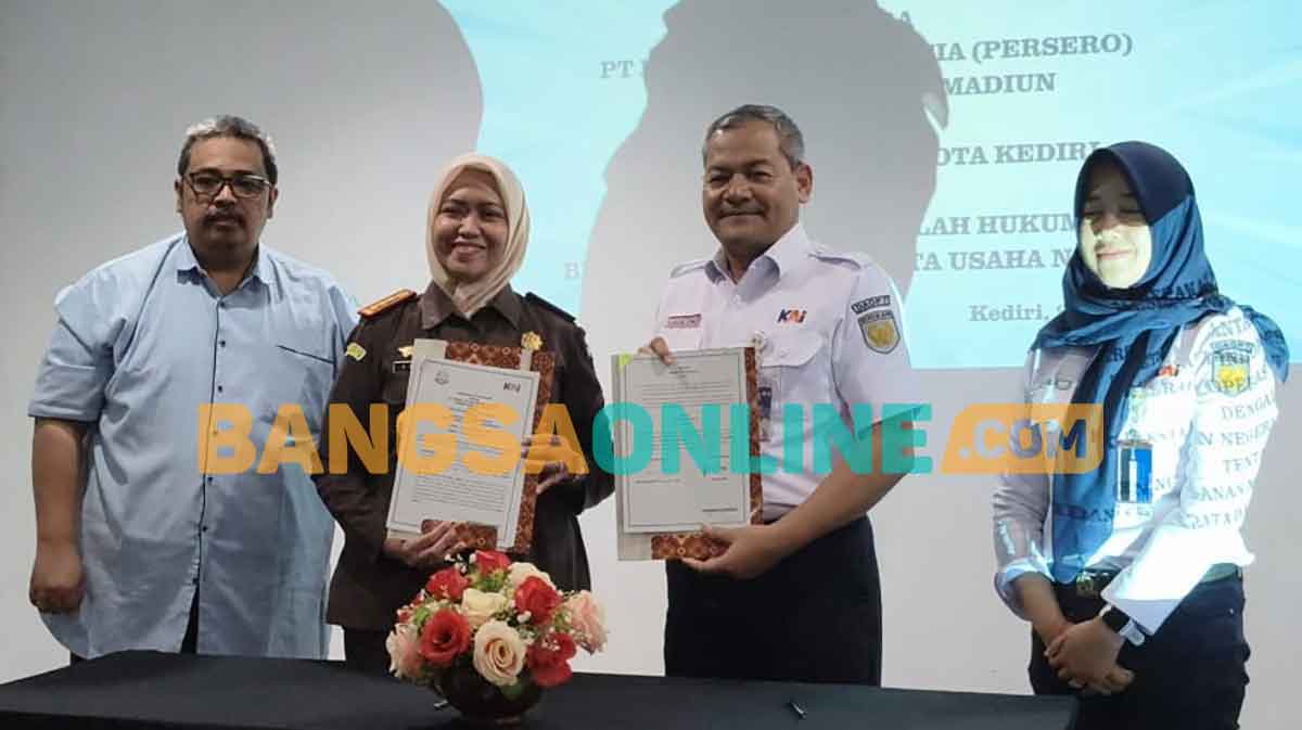 VP KAI Daop 7 Madiun, Suharjono, bersama Kajari Kota Kediri, Andy Mirnawaty, saat menunjukkan berita acara penandatanganan perjanjian kerja sama. Foto: MUJI HARJITA/BANGSAONLINE