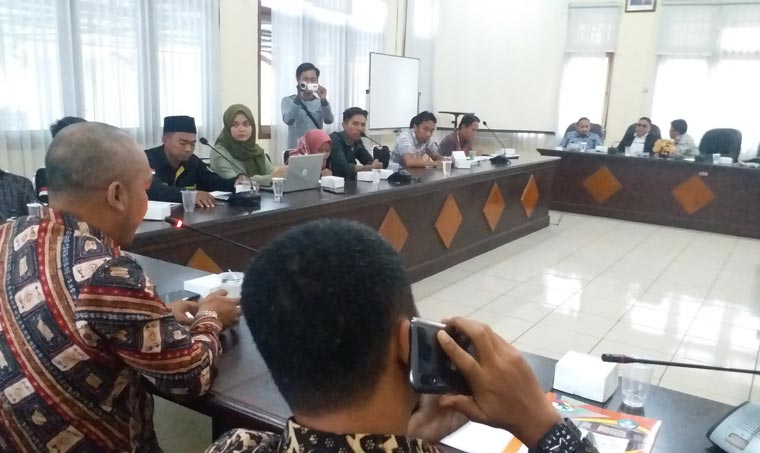 Kepala Disdik Dr. Bambang Budi Mustika (kepala plontos) saat memberikan keterangan saat hearing bersama Komisi D terkait penyalahgunaan dana PIP SDN Kompol 2, Kecamatan Geger.