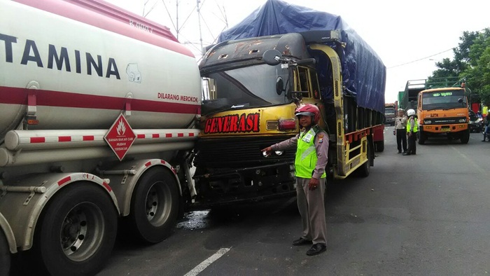 Kondisi truk Fuso yang menghantam bagian belakang truk Pertamina.