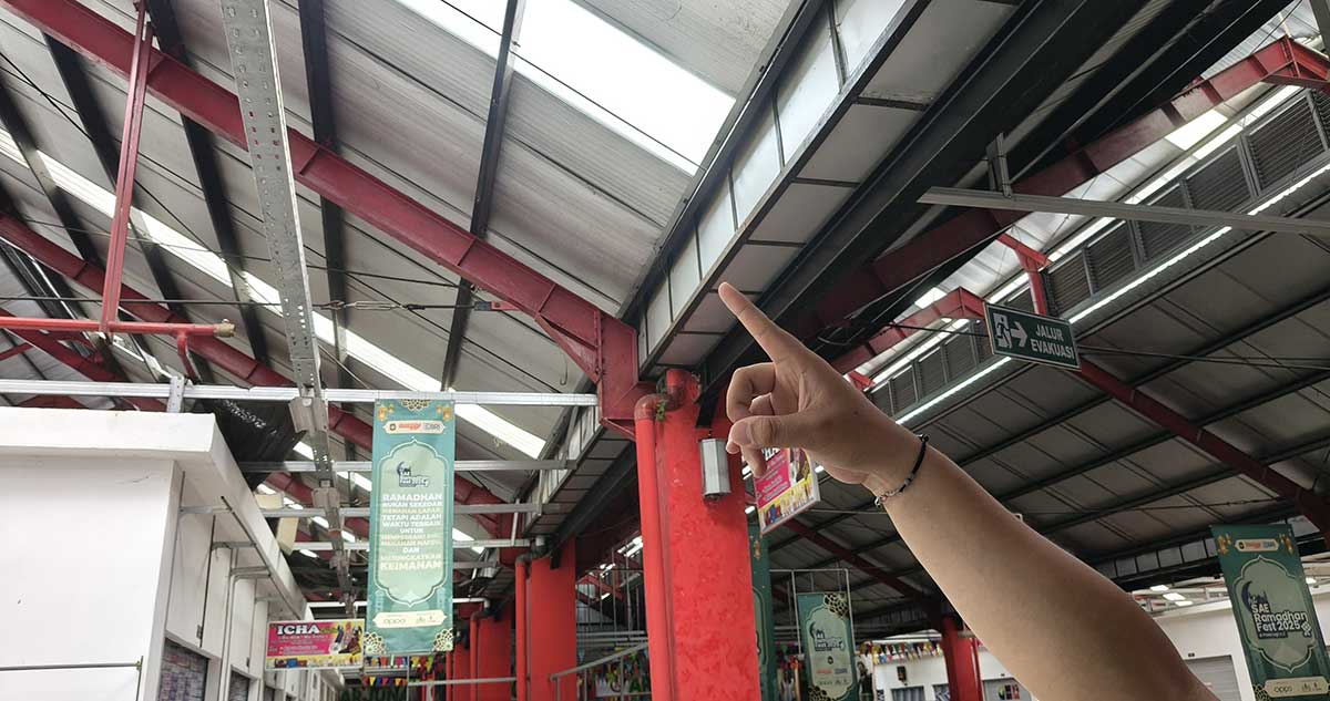 Atap Rusak, Pedagang Pasar Legi Blitar Kurangi Jam Operasional