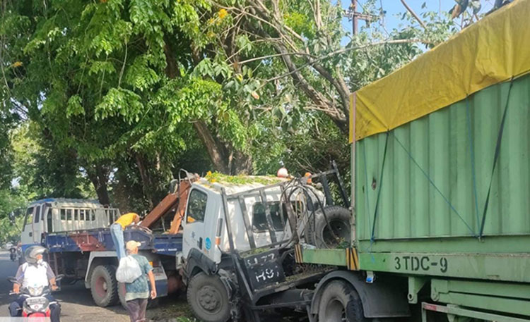 Kondisi truk bermuatan yang alami kecelakaan di Jalan Gajah Mada, Kelurahan Doromukti, Kecamatan Tuban, Senin (3/10/2022).
