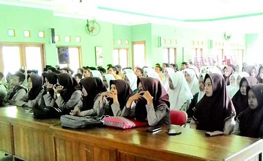 Siswa-siswi setingkat SMA di bawah naungan LP Maarif Lamongan saat mengikuti ESQ.