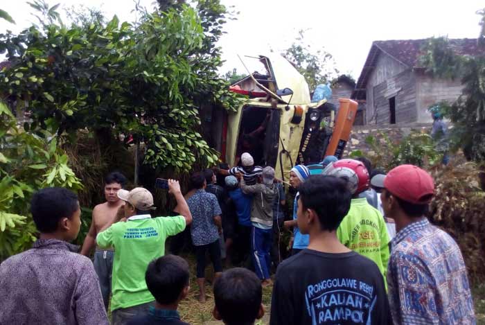 Warga saat mengevakuasi sopir truk.