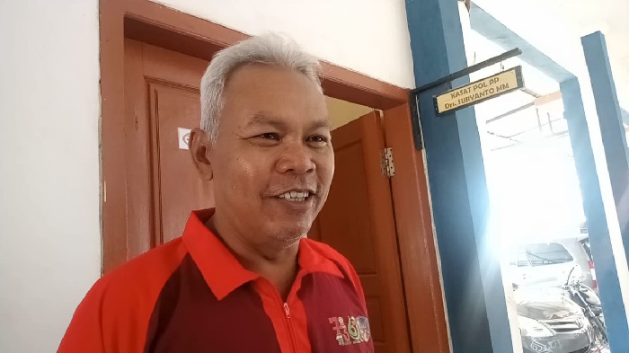 Kasatpol PP Kabupaten Sampang, Suyanto, saat memberikan tanggapan video mesum. (Foto : MUTAMMIM/BANGSAONLINE.com)