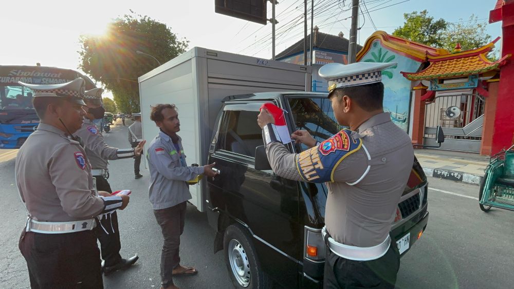 Sambut HUT RI ke-80, Satlantas Polres Tuban Bagikan Bendera dan Snack ke Pengendara