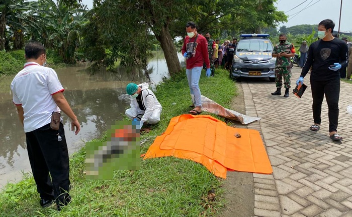 Petugas saat mengevakuasi mayat perempuan yang mengapung di Sungai Singkil, Desa Siwalan Panji, Kecamatan Buduran, Sidoarjo.