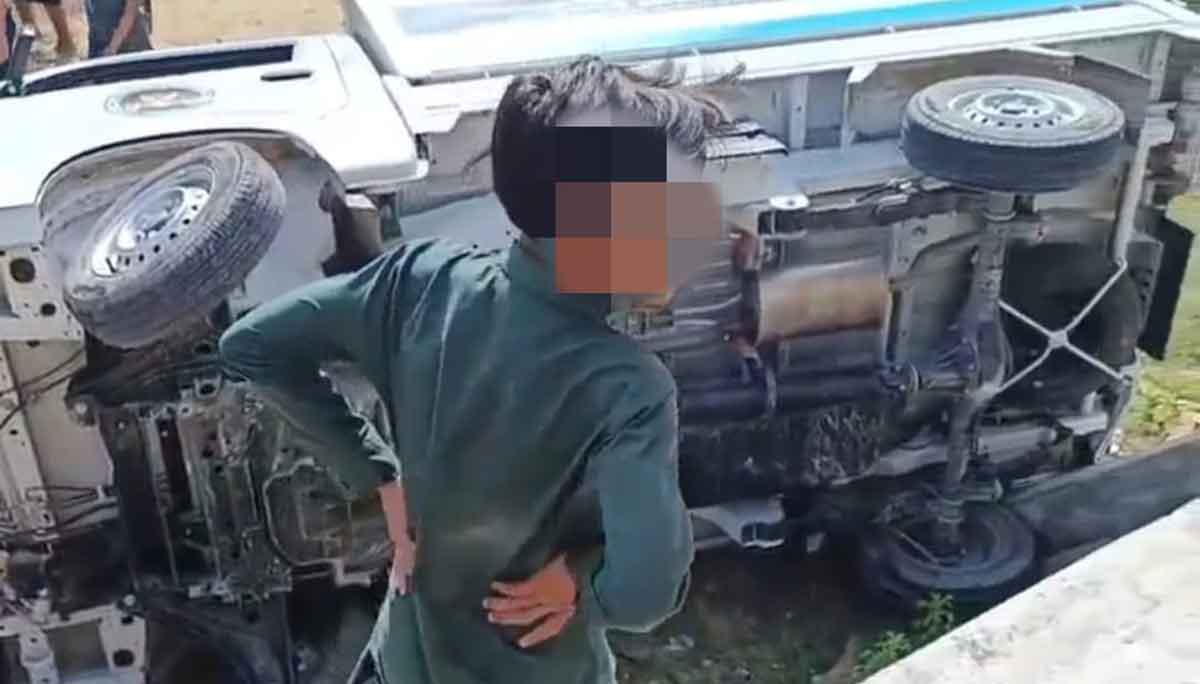 Mobil pengangkut MBG yang terguling di Pamekasan.