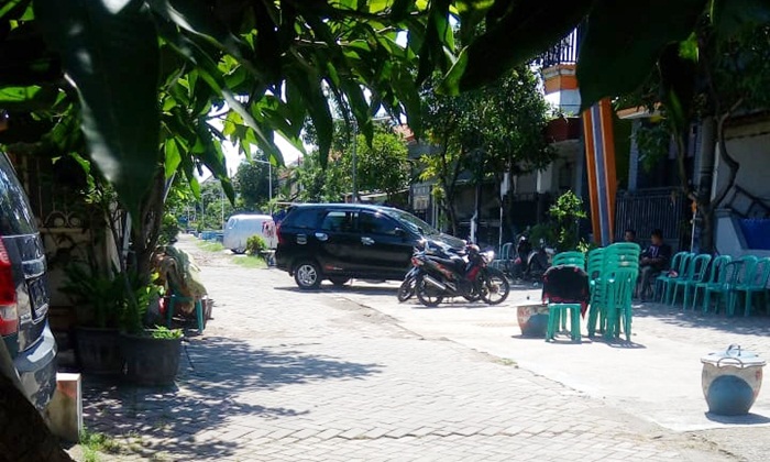 Suasana rumah duka. Tampak kursi-kursi tamu masih berjajar.