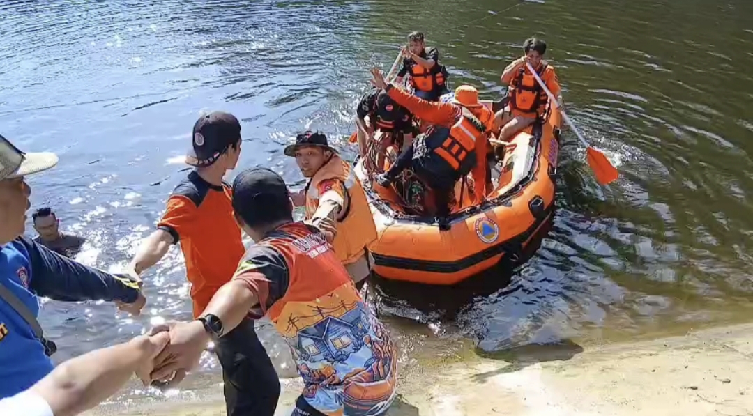 Proses evakuasi bocah yang ditemukan meninggal di Waduk Desa Klompang Timur