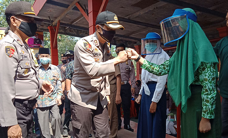 Kapolres Pasuruan, AKBP Rofiq Ripto Himawan saat menyapa peserta didik di Bukit Blora. (foto: ist).