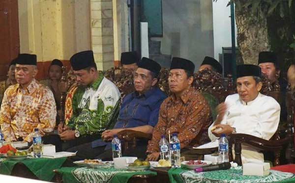 Para kiai peserta Halaqah Kiai dan Ulama Pesantren se-Indonesia di Pondok Pesantren Al-Hidayah, Plumbon, Batang, Jawa Tengah, 16 Mei 2016. foto: bangsaonline.com