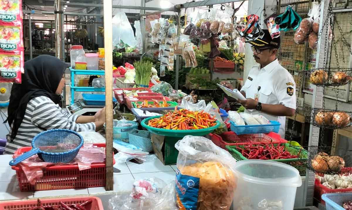 Petugas DKPP Kota Kediri saat melakukan monitoring harga di Pasar Setono Betek. Foto: Ist