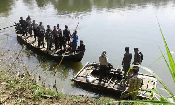 RAZIA. Polisi saat merazia penambang pasir di Bengawan Solo, Desa Nguken, Kalitidu, Bojonegoro. (Foto: eky nurhadi/BANGSAONLINE)