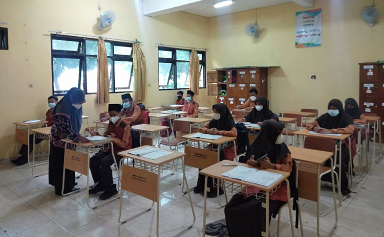 Pembelajaran Tatap Muka (PTM) di masa pandemi Covid-19 di salah satu sekolah di Kabupaten Tuban. (foto: ist)