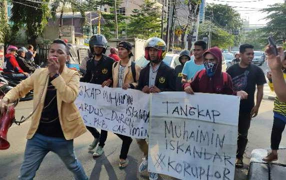 Para pendemo yang terdiri dari gabungan mahasiswa dari berbagai perguruan tinggi melakukan aksi demo di depan kantor DPP PKB Jalan Raden Saleh Jakarta Pusat, Senin (25/4/2016). foto: istimewa