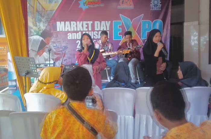 Pertama Killa bersama bandnya di Market Day and Musasi Expo 2018. foto: CATUR/ BANGSAONLINE