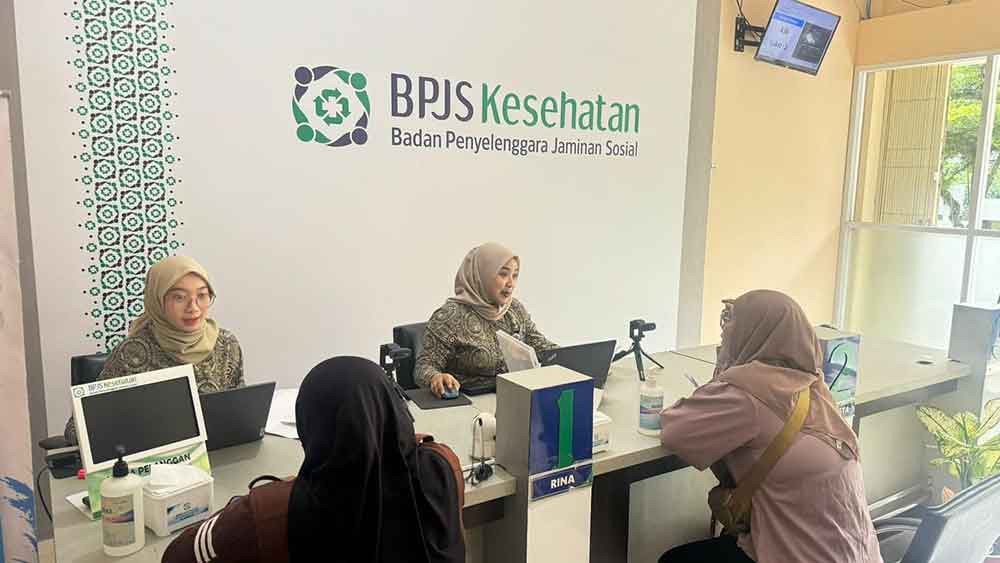 Peserta JKN saat reaktivasi di kantor BPJS Cabang Madiun.