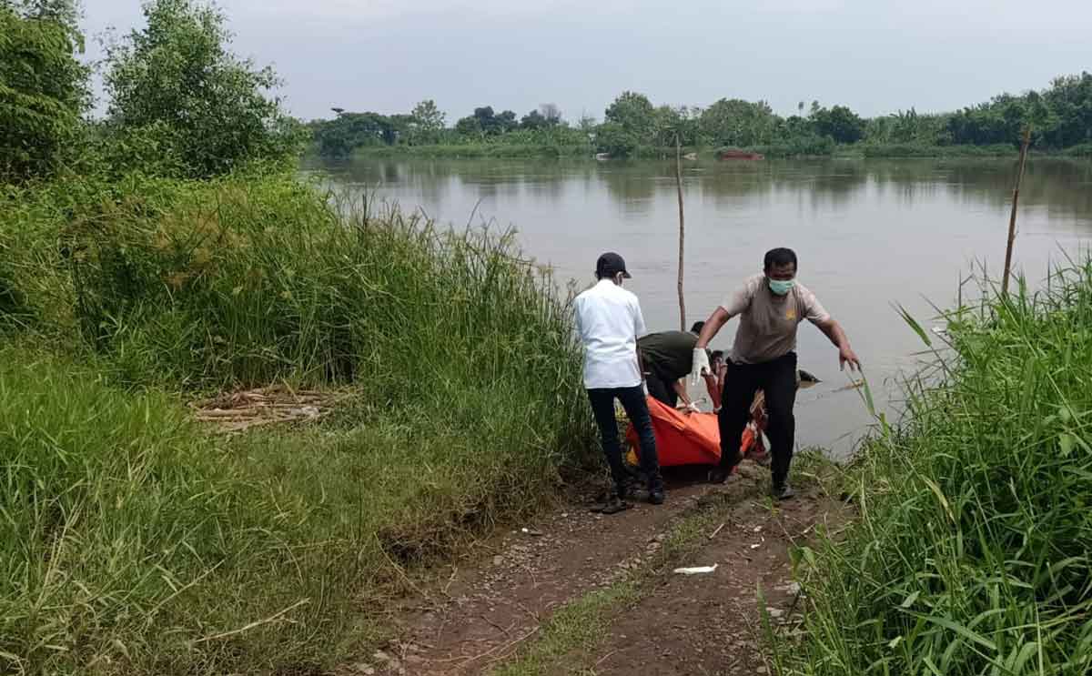 Petugas saat mengevakuasi mayat yang mengapung di Sungai Brantas.
