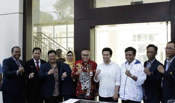 Wakil Gubernur Jatim, Emil Elestianto Dardak diundang Universitas Negeri Surabaya (Unesa) untuk memberi motivasi pada Pengenalan Kehidupan Kampus Mahasiswa Baru (PKKMB) Fakultas Teknik (FT). foto: ist