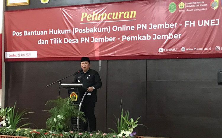 Bupati Jember Hendy Siswanto mengapresiasi peluncuran pos bantuan hukum (posbakum) online dan program tilik desa yang diinisiasi oleh Fakultas Hukum (FH) Universitas Negeri Jember (Unej) bersama Pengadilan Negeri (PN) Jember. (foto: ist)