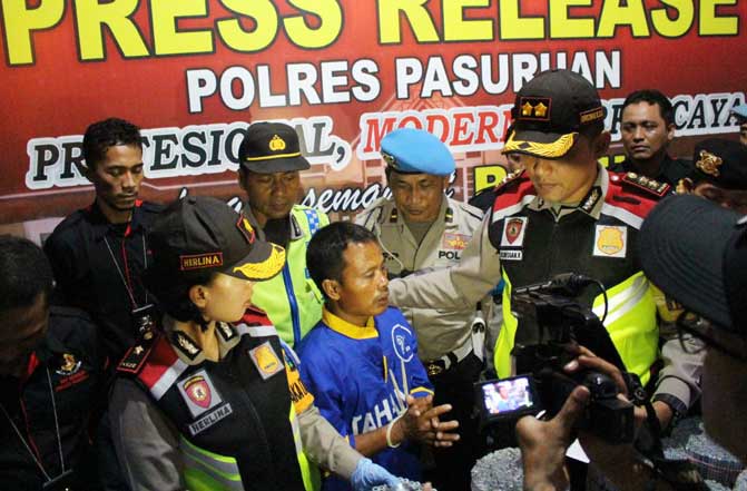 Kapolres Pasuruan menunjukan tersangka kepada awak media.