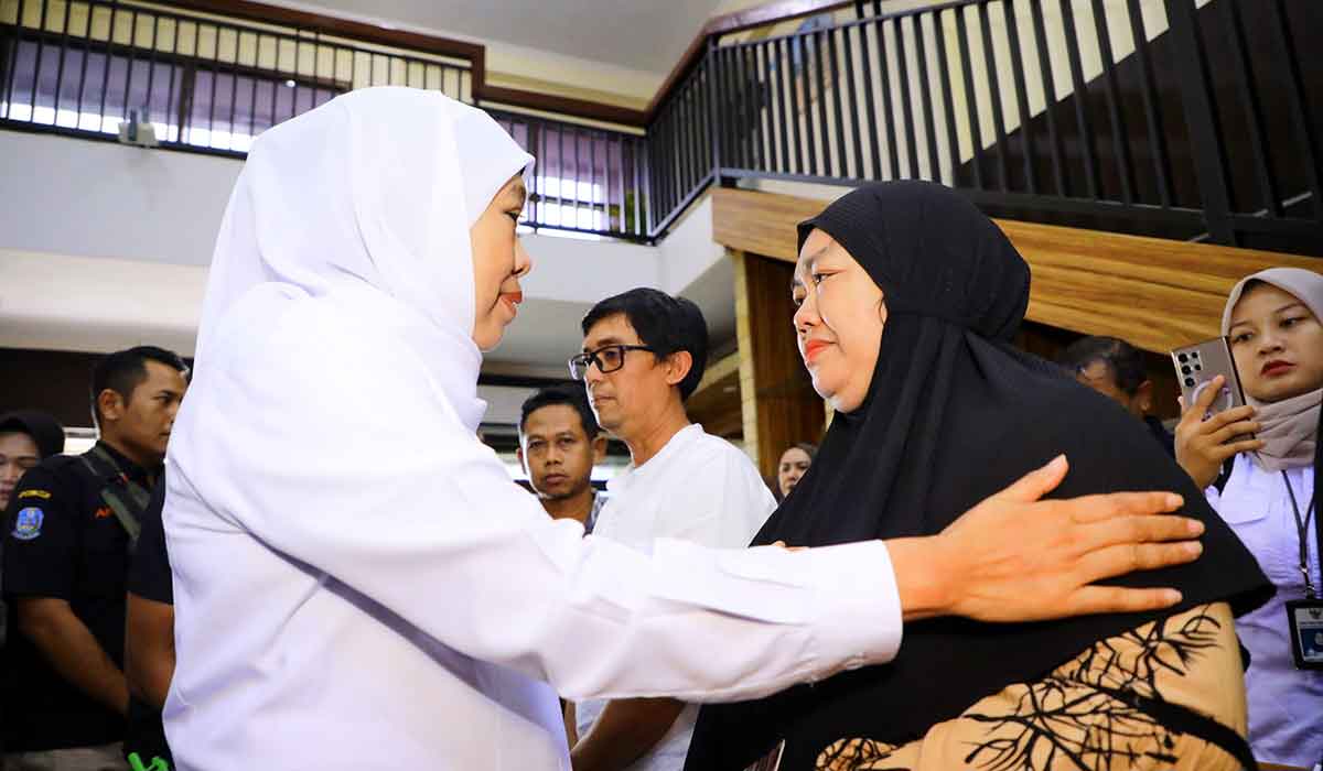 Gubernur Khofifah Serahkan Santunan untuk Korban Laka Laut KMP Tunu Pratama Jaya di Banyuwangi