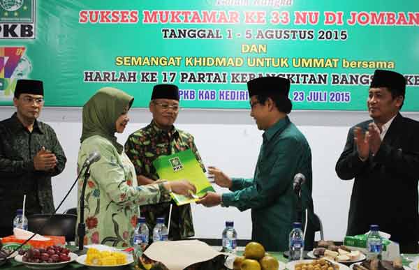 Ketua DPW PKB Halim Iskandar saat menyerahkan rekom kepada calon bupati Kediri Haryanti Sutrisno di Kantor DPC PKB Kabupaten Kediri. (arif kurniawan/BANGSAONLINE)