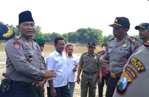 Aparat kepolisian saat mendamaikan warga dari dua desa yang berseteru di lahan tambang Kanor. foto: EKY NURHADI/ BANGSAONLINE