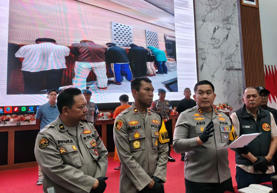 Kapolres Blitar saat konferensi pers kerusuhan di kantor DPRD Kabupaten Blitar