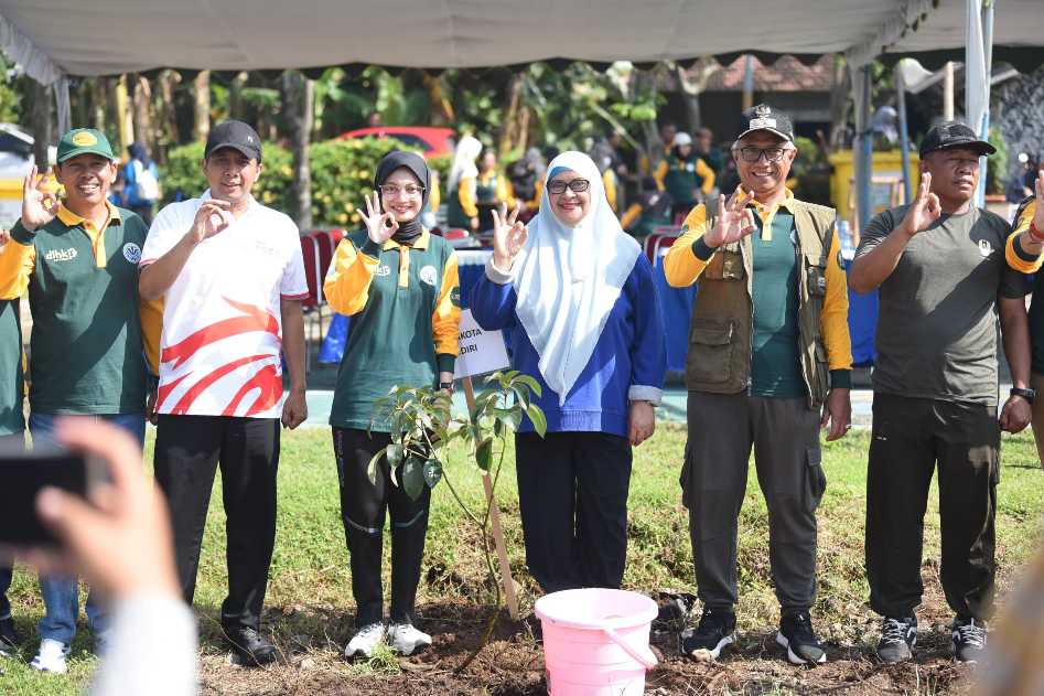 Wali Kota Kediri Vinanda Prameswati (nomor 3 dari kiri) Ketua DPRD Kota Kediri, Firdaus dan Wawali Gus Qowim usai melakukan penanaman pohon. (Ist)