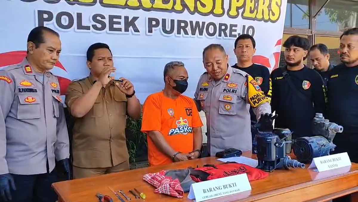 Petugas dari Polsek Purworejo saat menghadirkan pelaku pencurian pompa air di masjid.