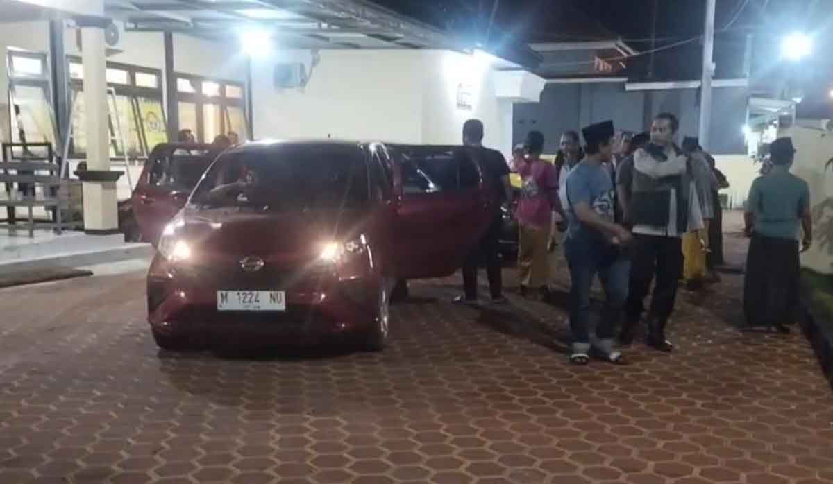 Penjemputan tersangka yang dilakukan petugas dari Satreskrim Polres Pamekasan.