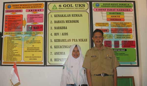 Kepala SMA Negeri 2 Tuban, Anis Afandi saat bersama siswa di ruang UKS guna membeberkan pencegahan peredaran pil koplo. foto: BANGSAONLINE