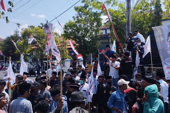 Masa aksi dari GPS saat menggelar demonstrasi di depan kantor Pemkab Sampang. 