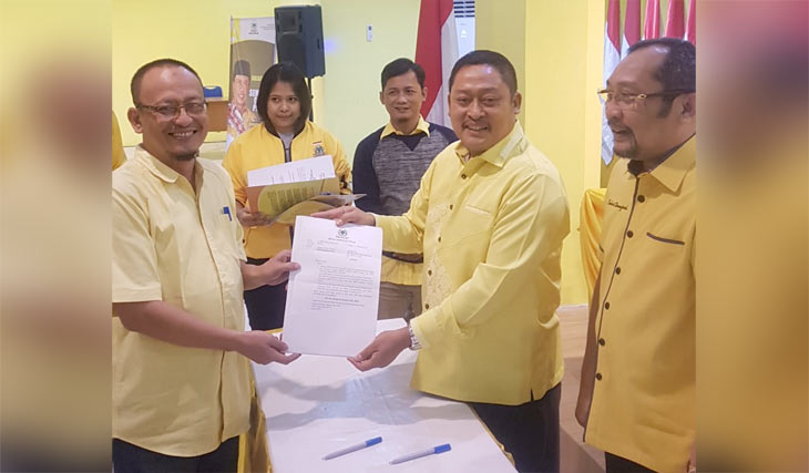 Ketua DPD Golkar Gresik Ahmad Nurhamim menerima surat rekom penunjukkan pimpinan DPRD dari pengurus DPD Jatim Qodrat Sunyoto. foto: ist.
