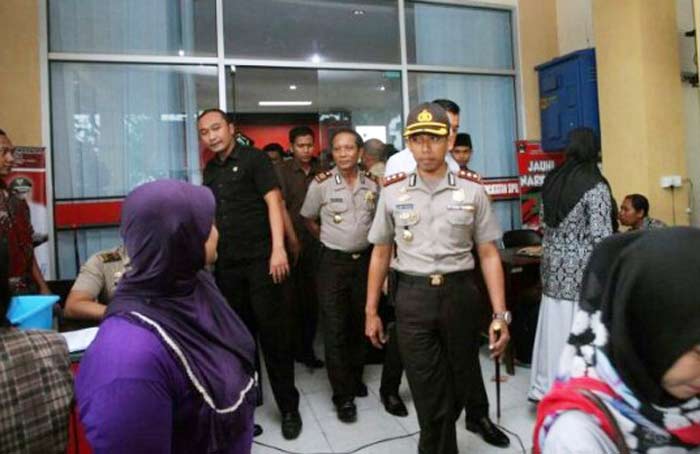 Kapolres Blitar memeriksa sejumlah ruangan di kantor Dispendukcapil setelah dilakukan OTT oleh tim saber pungli. foto: AKINA/ BANGSAONLINE