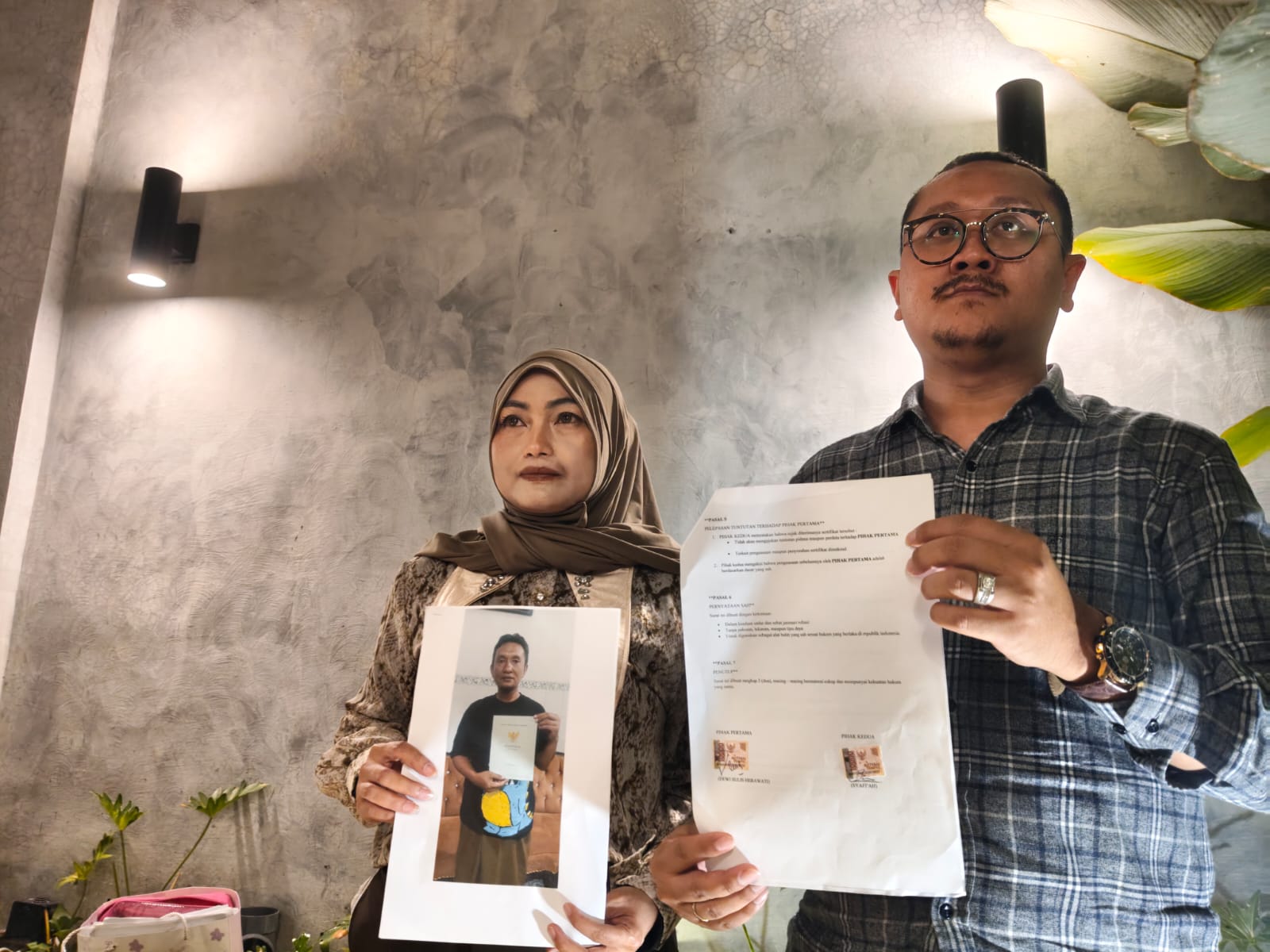 
Dewi Sulis Herawati, Pelapor kasus dugaan penggelapan Penjualan Kasur didampingi R. Fauzi Zuhri Wahyu Pradika, Kuasa Hukumnya menunjukan bukti pengembalian SHM yang pernah diserahkan keluarganya